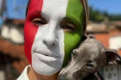 2 GIUGNO - Michelle Hunziker rende omaggio all'Italia