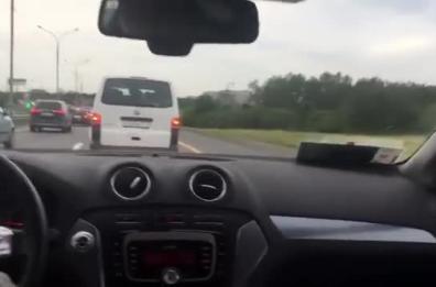 Emiliano in taxi a Mosca canta «Felicità»