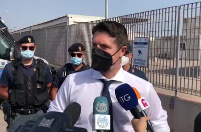 Migranti, «agenti in servizio in hotspot sono eroi»