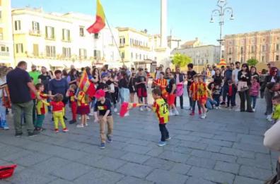 Lecce resta in A e la città esulta: caroselli e bandiere per le strade