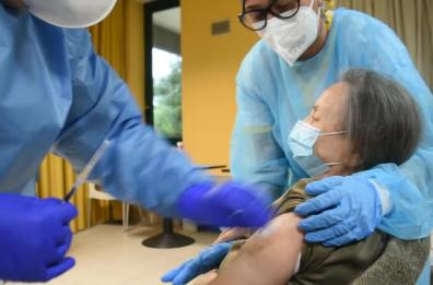 V-Day a Bari, la commozione della 94enne Maria dopo il vaccino: «È importante per proteggerci»