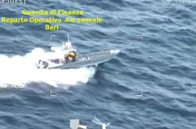GdF: sequestrato al largo di Monopoli carico di marijuana