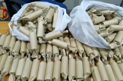 Taranto, beccato con 20 kg di bombe carta: arrestato 36enne
