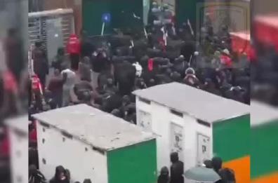 Scontri prima di Venezia-Bari, ultras biancorossi: «Non avevamo coltelli». Il Bari calcio condanna le violenze