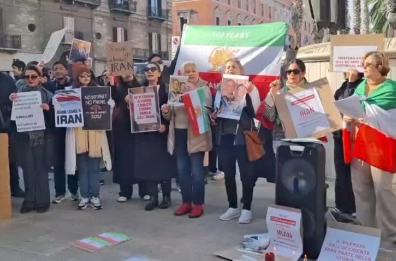 Bari, un flash mob per solidariet&agrave; verso il  popolo iraniano: &laquo;Basta mattanza e censura&raquo; 