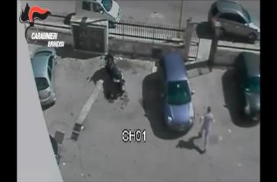 Brindisi, gambizzato resta a terra sotto gli sguardi dei passanti