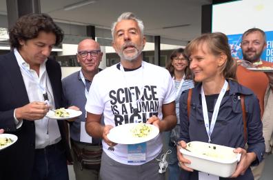 Politecnico di Bari, la provocazione di Cappato: mangia riso "proibito"