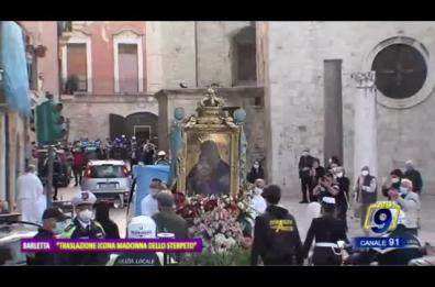 Barletta, violate  norme anti Covid: a centinaia per la processione della Madonna davanti alla Polizia