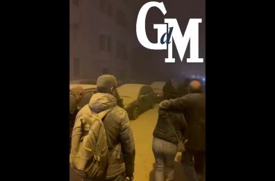 Bari, la polvere sprigionata dal crollo della palazzina potrebbe contenere amianto. I vigili del fuoco: «Indossate le mascherine»
