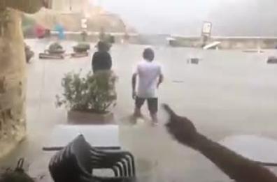 Matera, bomba d'acqua tra i Sassi
Maltempo anche nel Salento: un ragazzo è stato colpito da un fulmine
