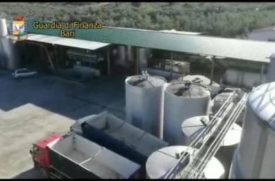 Andria, «zuccheraggio» del vino: sequestrati migliaia di ettolitri e stabilimento abusivo