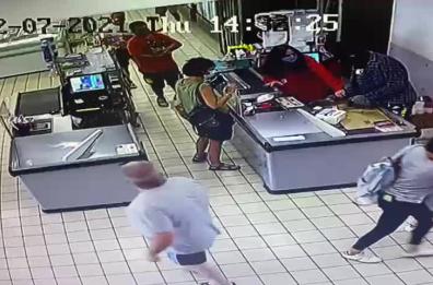 La cassiera reagisce e aggredisce il bandito - IL VIDEO - 
