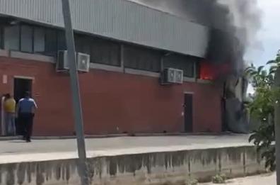 Incendio a Venturina in un capannone