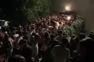 Corinaldo, la fuga e il crollo della balaustra che ha schiacciato i ragazzi in discoteca 