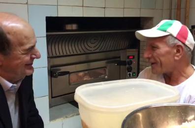 Bari, Bersani risponde al pizzaiolo: «Renzi non è solo un pivello»