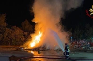 Notte di roghi a Casarano: colpite una concessionaria e la Tekneko