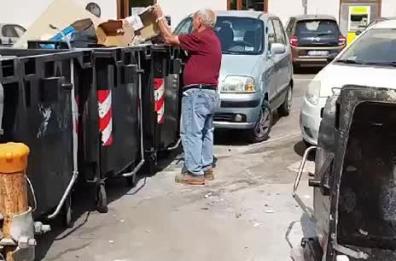 Da solo pulisce gli angoli di Bari Vecchia, Decaro consegna targa a Gregorio Lafronza