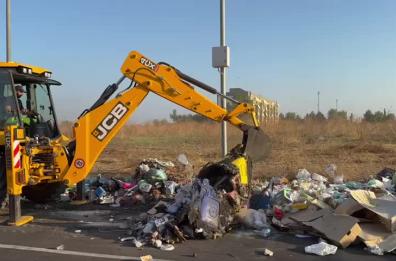 Bari, bonifica mattutina della discarica a cielo aperto ad Enziteto - San Pio