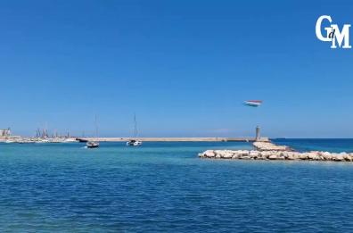 La bandiera italiana sui cieli di Bari: le Frecce Tricolori inaugurano la festa di San Nicola