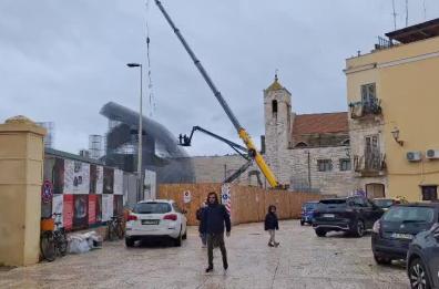 Maltempo a Bari, crolla parte installazione di Tresoldi in città vecchia: cedimento temporaneo durante il montaggio VIDEO Maltempo a Bari, crolla parte installazione di Tresoldi in città vecchia: cedimento temporaneo durante il montaggio VIDEO