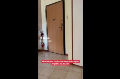 Bari, non vede la cugina da vent'anni: la reazione quando la incontra è virale