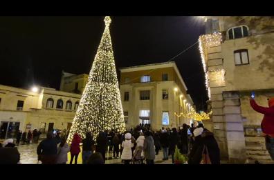 A Matera si accende il Natale: l'albero prende vita tra musica e turisti VIDEO A Matera si accende il Natale: l'albero prende vita tra musica e turisti VIDEO