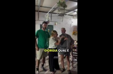 Giorgia Meloni a San Giovanni Rotondo: coccole e cena in masseria con i cani corso pugliesi VIDEO
