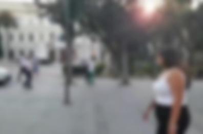 Bari, degrado in piazza Umberto: dà in escandescenze e si getta per terra. Soccorso dal 118