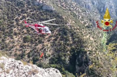 Matera, 75enne trovato morto in un dirupo: corpo recuperato con l'elicottero