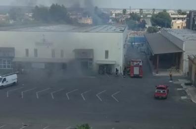 Taranto, a fuoco il bazar cinese «Shangai» 