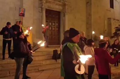 A Bari Vecchia la fiaccolata di Santa Lucia: si ripete la tradizione del «giorno più corto che ci sia» VIDEO A Bari Vecchia la fiaccolata di Santa Lucia: si ripete la tradizione del «giorno più corto che ci sia» VIDEO