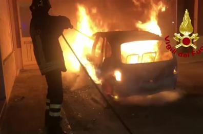 Roghi d'auto a Surbo,  una probabile vendetta dietro l'ultimo incendio