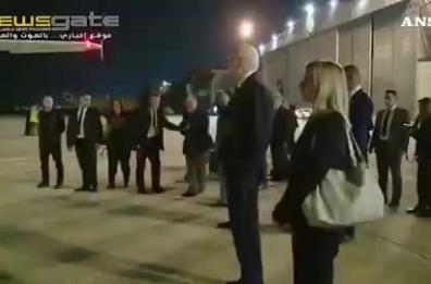 Libano, la gaffe del premier: scambia il capo della segreteria per Giorgia Meloni, il video è virale