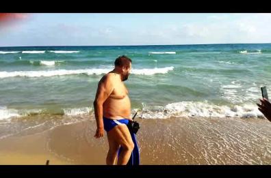 L'impresa a nuoto del barone Colucci per il popolo dell'Ucraina