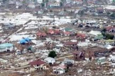 Indonesia: migliaia sotto macerie