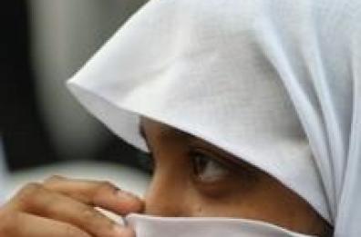 Lecce, le impone il velo islamico e la picchia: condannato