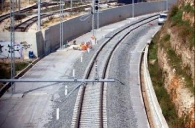 Trani, tranciato cavo elettrico: in tilt la circolazione dei treni