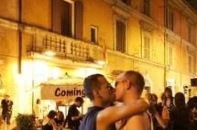 Gay aggrediti per bacio a Pesaro