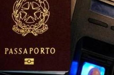 Bari, altro che passaporto on line: coda obbligatoria alle Poste per il bollettino da saldare