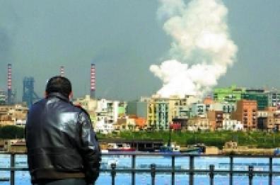 Forte odore gas a Taranto
cittadini: in zone Ilva ed Eni