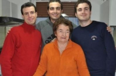 «Donne che...» Nonna Stella spopola con le sue ricette sul web Rosa, l'amica dei cani
