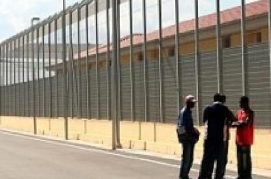Lite tra migranti al Cara
 accoltellato camerunense