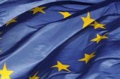 Lavello,  svastica nazista
 e bandiera Ue strappata