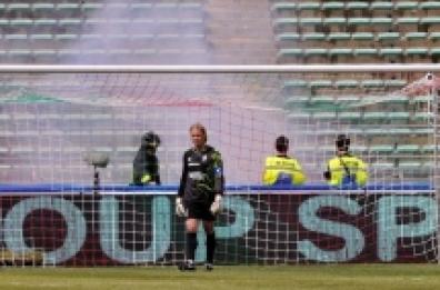 Il Lecce resta in A vincendo il derby tra violenze Ultrà 1 - Al Bari negato rigore 2 - La gioia e la rabbia Lo psicodramma del tifoso