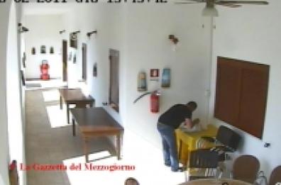 Bari, mette «taglia» da mille euro sul ladro della villa