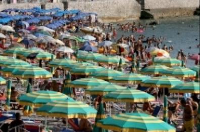 Bimbo si perde in spiaggia lo ritrova un senegalese