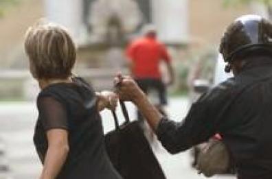 Studente e baby scippatore
in manette dopo aggressione