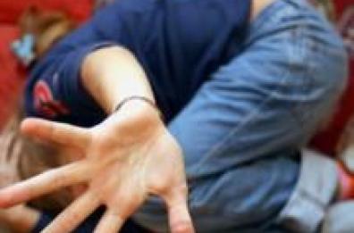Violenza su ragazzina,5 arresti