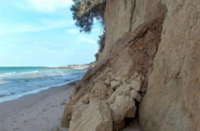 Erosione costiera a Brindisi Consolidamento della falesia la Regione blocca i progetti 