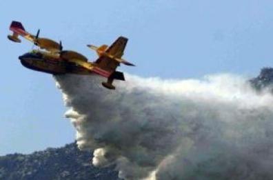 Incendio alle porte di Lecce: in azione due canadair VIDEO